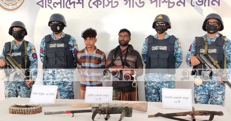 করিম শরীফ বাহিনীর দুই সদস্য ও অস্ত্র